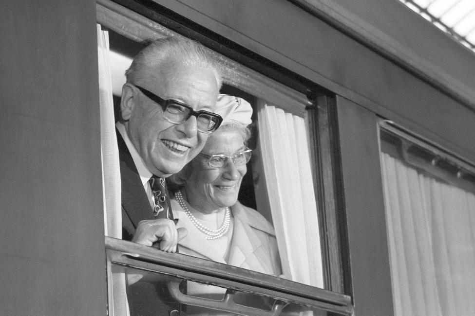 Gustav und Hilda Heinemann schauen aus einem Zugfenster